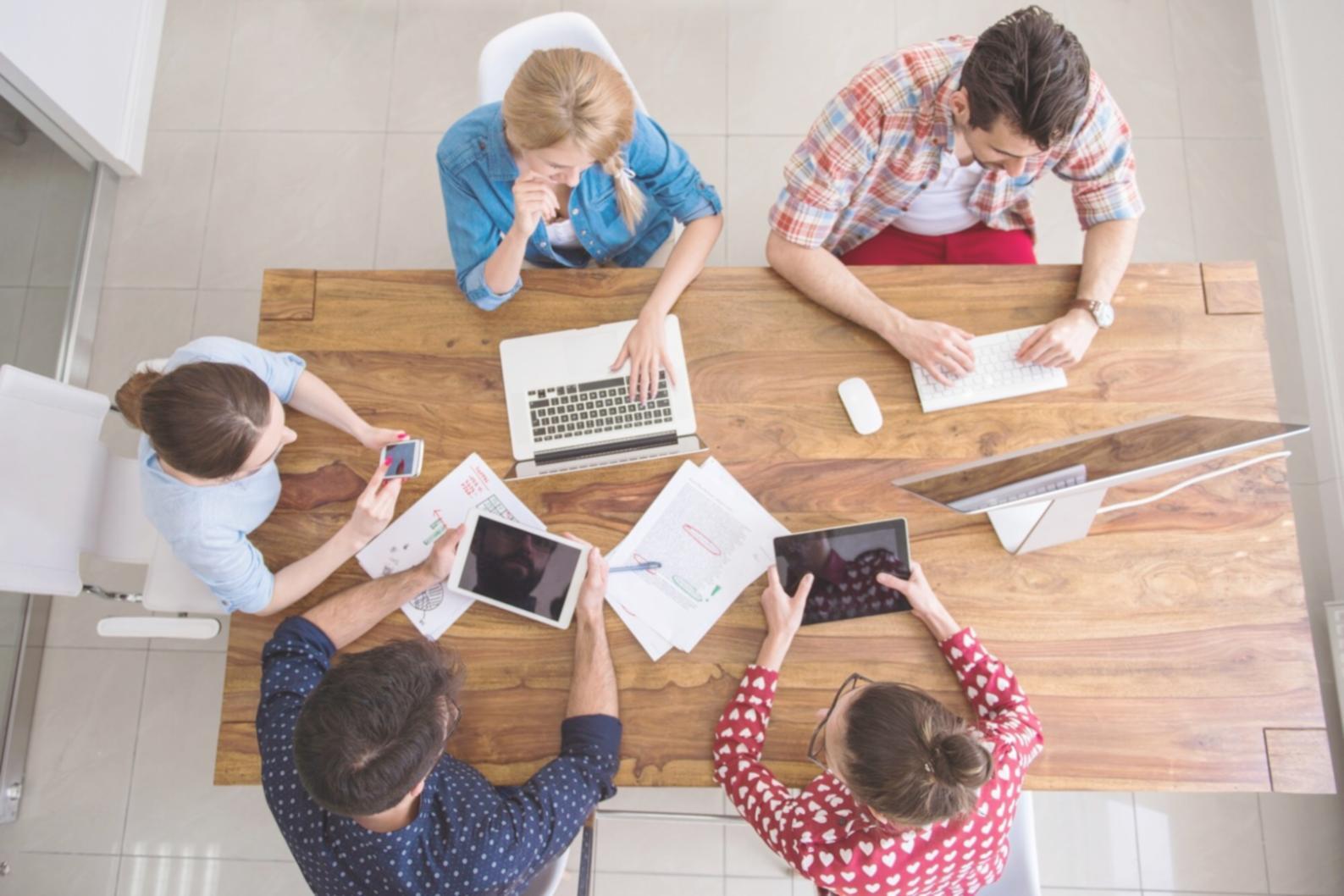 Frau arbeitet konzentriert an Finanzplanung